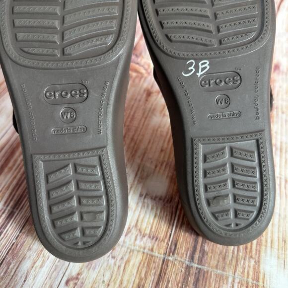 Crocs PATRICIA Size 8 Brown Low Wedge Heel Triple 3 Strap Slides Sandals Shoes - Picture 9 of 9